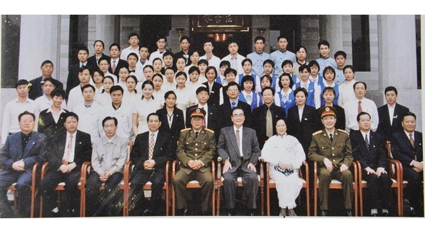 1999年10月，李鹏及夫人朱琳和四川省领导与成都金牛宾馆工作人员合影。