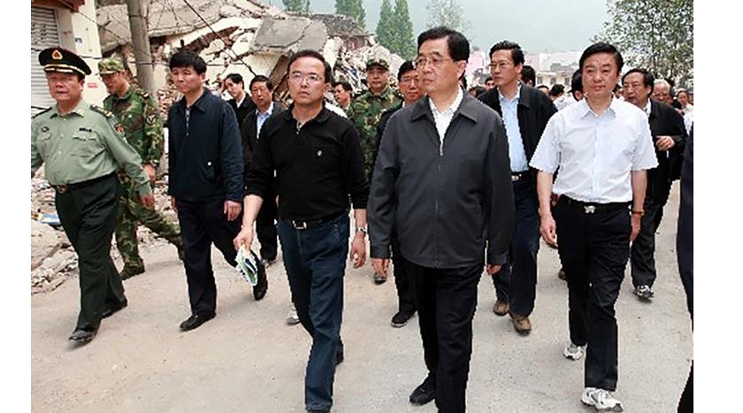 2008年5月17日，胡锦涛在四川彭州考察灾情。（孙 权 网集）