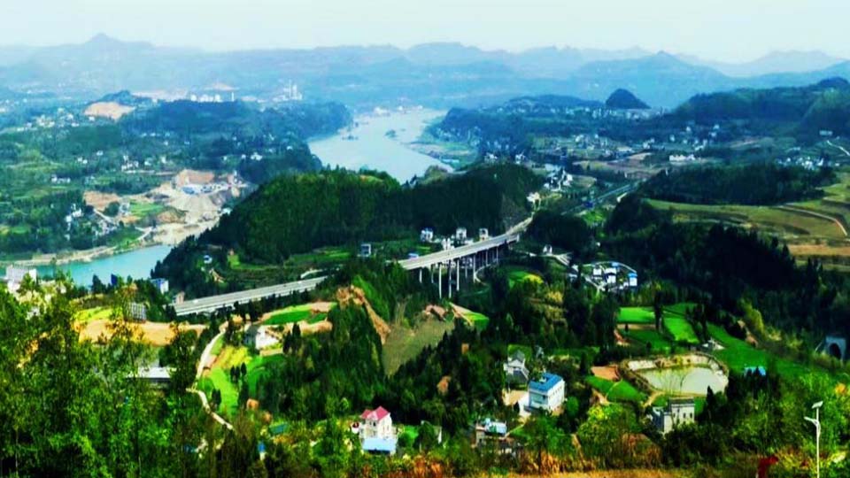 远眺苍溪镇水莲花沟大桥（嘉陵村一组李家山梁）苍溪 孙 权 摄影