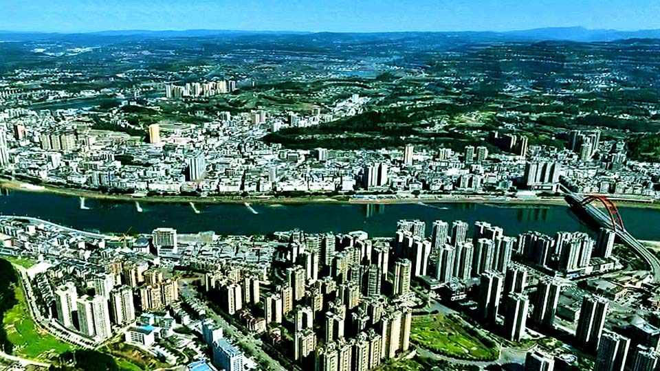     嘉陵江水悠悠过，苍溪两岸高楼拔地起  （向凌峰供图）
