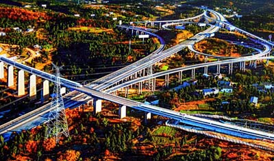 《蛟龙盘舞醉红枫》—— 广元—青川—苍溪高速立交桥   （佚名 摄影）
